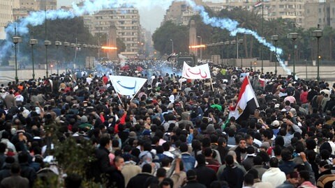 Ãgyptische Polizeikräfte setzen am 28.1.2011 bei Protesten nach dem Freitagsgebet in Kairo Tränengas ein, um Demonstranten auseinanderzutreiben