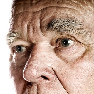 Senior mit einer großen Nase: Wie jedes Körperteil wächst auch die Nase meistens bis zum Ende der Pubertät. Doch bei der Nase ist dann noch nicht Schluss: Sie wird im Alter größer. Die Ursache liegt im Knorpel- und Bindegewebe.