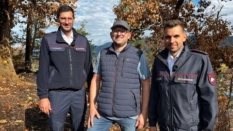 Die zwei Feuerwehrkommandaten und Landwirt Stefan Vollmer haben bei den Löscharbeiten der Brände bei Zell am Harmersbach mitgeholfen.