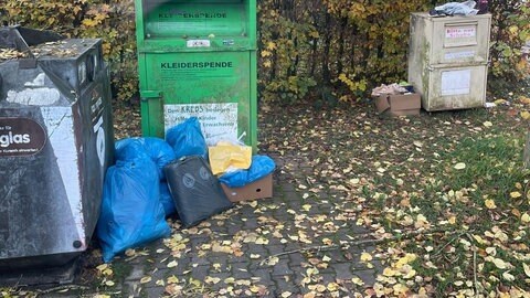 Mehrere Müllsäcke wurden illegal an diesem Glascontainer entsorgt.