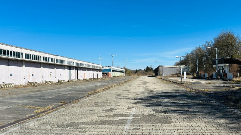 Bis 2014 war das Gelände auf dem Windhof mit dem Militär besetzt. Jetzt sitzt dort seit zehn Jahren eine Erstaufnahmeeinrichtung für Asylbegehrende. Das restliche GElände verkommt zum Lost Place.