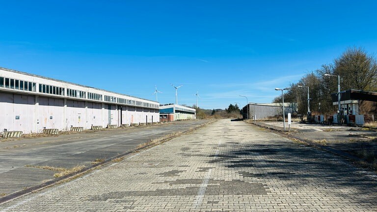Bis 2014 war das Gelände auf dem Windhof mit dem Militär besetzt. Jetzt sitzt dort seit zehn Jahren eine Erstaufnahmeeinrichtung für Asylbegehrende. Das restliche GElände verkommt zum Lost Place.