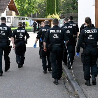 Die Bereitschaftspolizei hat am Samstag die Umgebung der Wohnung in Nersingen abgesucht, in der der tote 59-jährige Mann gefunden wurde. 