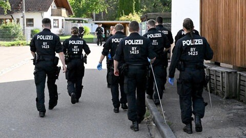 Die Bereitschaftspolizei hat am Samstag die Umgebung der Wohnung in Nersingen abgesucht, in der der tote 59-jährige Mann gefunden wurde. 