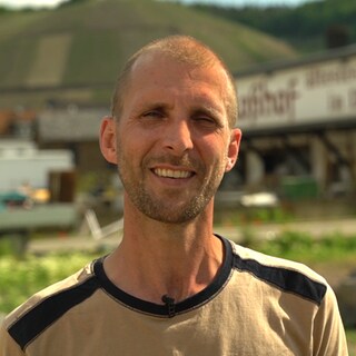 Mittelalter Mann mit kurzen Haaren und einem hellen T-Shirt