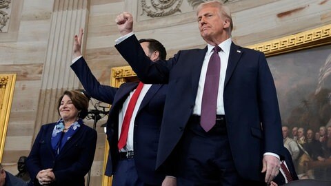 Donald Trump ist zurück mit seiner ikonischen Geste: Der gestreckten Faust. Hier nach seiner Vereidigung als 47. Präsident der Vereinigten Staaten im US-Kapitol in Washington. 
