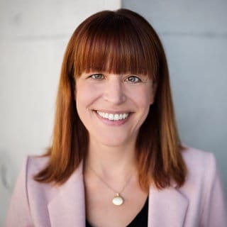 Julia Reuschenbach, Politikwissenschaftlerin, blickt in die Kamera.