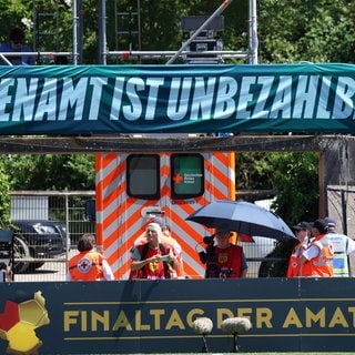 Ehrenamt ist unbezahlbar, steht auf einem Banner. Das gilt ganz besonders für Rheinland-Pfalz. Hier sind etwa 1,5 Millionen Menschen ehrenamtlich aktiv. 