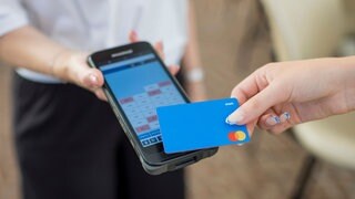 Zahlen mit Karte und Kartenlesegerät. | Wie kommt das digitale Trinkgeld in der Gastronomie an? 