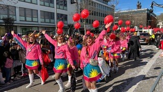 Fußgruppe in bunten Kostümen beim Rosenmontagsumzug in Koblenz 2025