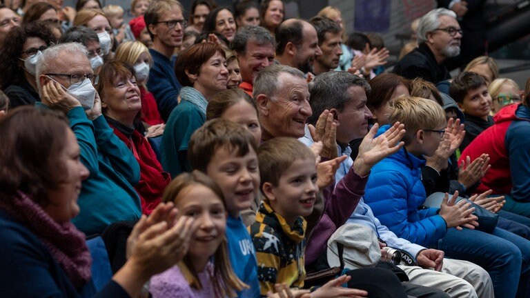 Blick ins Publikum beim Live-Kinderhörspiel "Seeräuber-Moses"