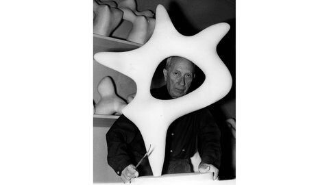 Der Künstler und Bildhauer Hans Arp arbeitet an einer Skulptur.