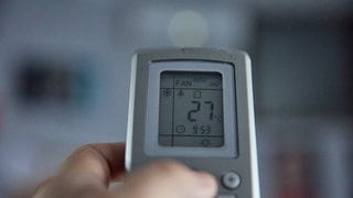 Die Fernbedienung einer Klimaanlage. Die jüngste Hitzewelle brachte Menschen teilweise dazu in klimatiserte Hotels zu "flüchten".