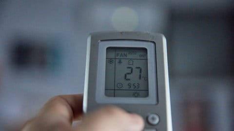 Die Fernbedienung einer Klimaanlage. Die jüngste Hitzewelle brachte Menschen teilweise dazu in klimatiserte Hotels zu "flüchten".