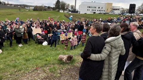 Rund 300 Menschen kamen, um sich vom Team der Geburtshilfe-Station in Tettnang zu verabschieden.