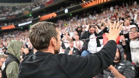 SC Freiburg Trainer Julian Schuster bedankt sich nach dem Spiel bei den Freiburger Fans in Istanbul. 
