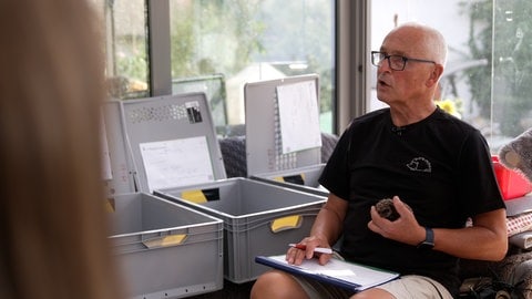 Oliver Wiens schreibt ein Protokoll über den neu angekommenen Igel in Ammerbuch im Kreis Tübingen.