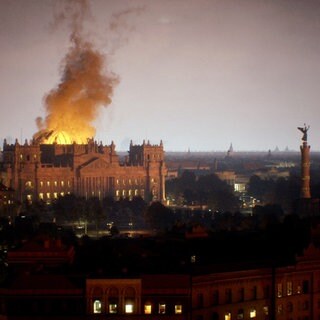 Bildmontage zeigt einen Ausschnitt der Stadt Berlin bei Nacht mit brennenden Reichstag und Siegessäule