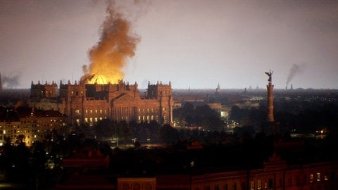 Bildmontage zeigt einen Ausschnitt der Stadt Berlin bei Nacht mit brennenden Reichstag und Siegessäule