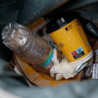 Ein Einwegbecher liegt in einem Mülleimer. Der Freiburger Gemeinderat hat eine Änderung der Verpackungssteuer beschlossen.