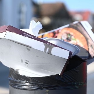 Überquellende Mülleimer in der Stadt waren ursprünglich der Auslöser für die Verpackungssteuer
