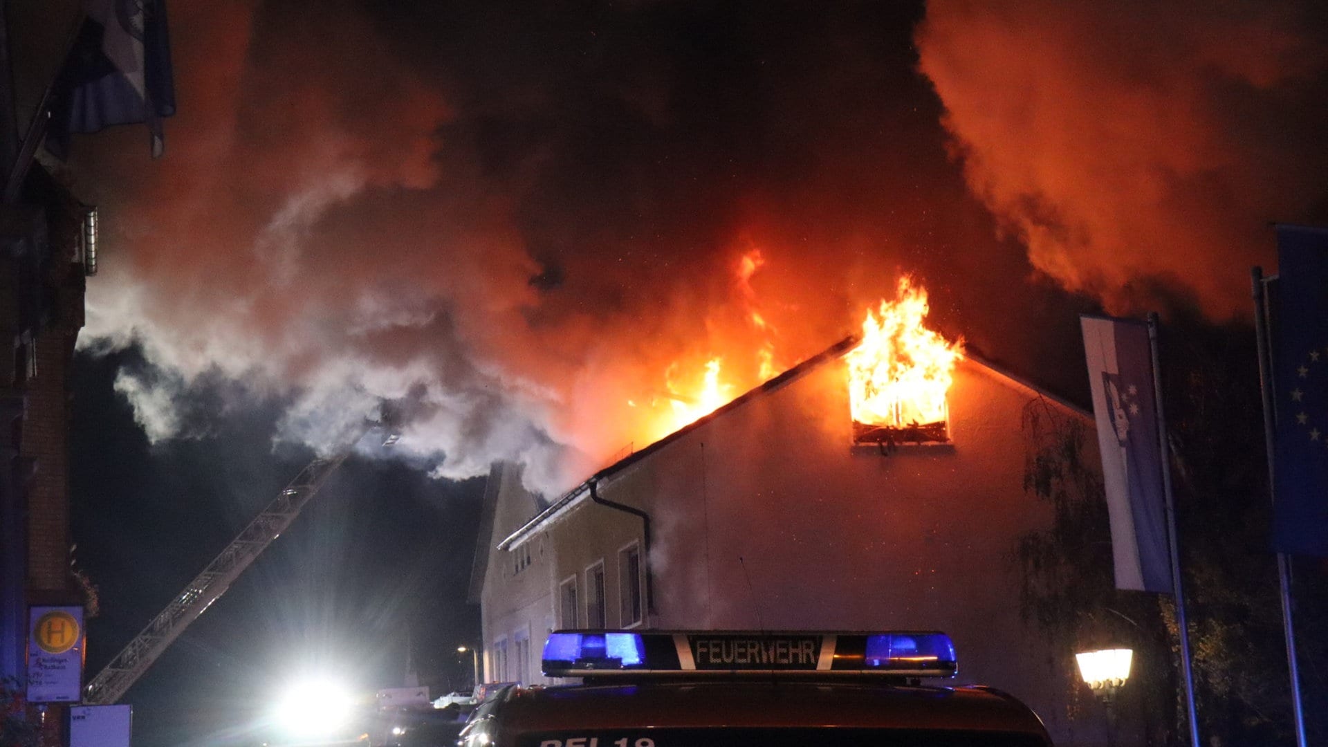 Feuerwehr im Einsatz wegen Gebäudebrand: Feuer dehnt sich auf Dachgeschoss aus