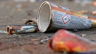 Vor einem Discounter in Aalen soll ein 37-Jähriger Feuerwerksraketen auf Kunden geschossen haben. (Symbolbild)