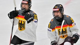 Lilli und Luisa Welcke jubeln nach dem 2:1-Siegtreffer gegen Ungarn