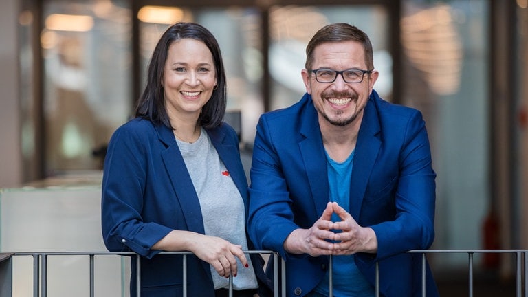 Lena Sterr (links) und Ingo Lege (rechts) moderieren gemeinsam in einem Team SWR1 Guten Morgen Baden-Württemberg.
