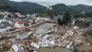 Bei der Flutkatastrophe 2021 im Ahrtal wurden viele Brücken, Häuser und Straßen komplett zerstört.