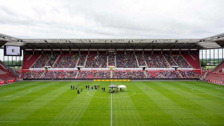 MEWA Arena in Mainz mit Tribüne und Kinder
