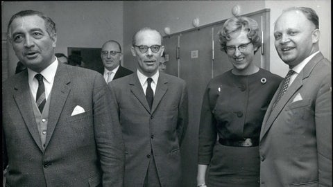 Die FDP stellte ein Ultimatum. Sie wollte von Bundeskanzler Konrad Adenauer eine Antwort auf die SPIEGEL-Aktion. Wenn sie dieses Schreiben bis Montagmittag nicht hätten, würden die FDP-Minister von ihren Ämtern zurücktreten – was sie dann auch taten. Im Bild v.l.n.r. FDP-Vorsitzender Erich Mende, im Hintergrund Minister Wolfgang Mischnick, Minister Heinz Starke, Frau Stammberger, Minister Wolfgang Stammberger. Ebenfalls traten die FDP-Minister Walter Scheel und Hans Lenz zurück.