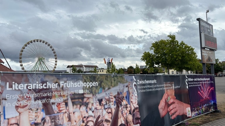Die Aufbauarbeiten für den Dürkheimer Wurstmarkt laufen schon.
