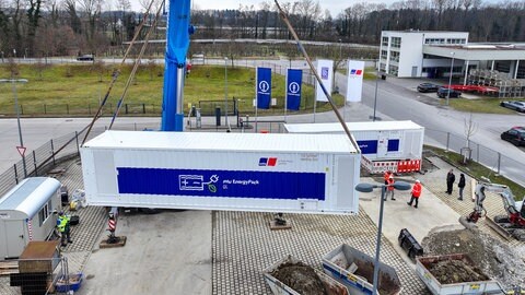 Ein Kran hebt ein Battery Pack von RRPS in Friedrichshafen-Kluftern an. Der Motorenhersteller machte 2024 ein Rekordergebnis.