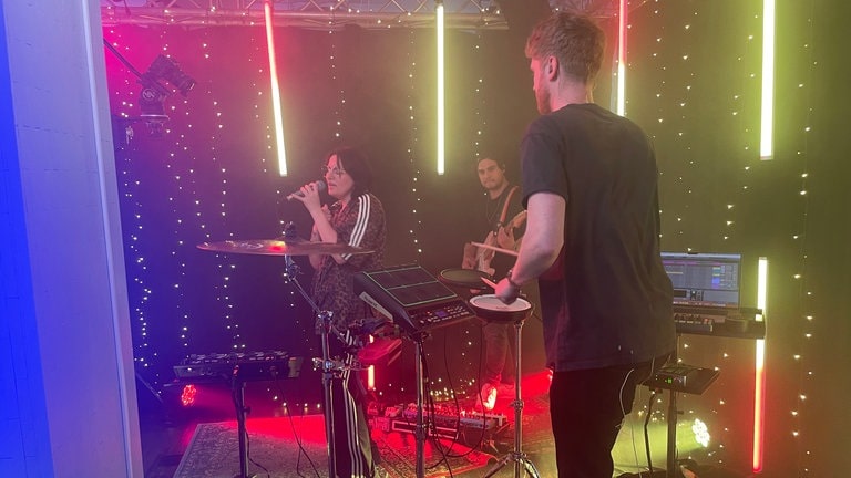 Im PopUp Studio entsteht ein Musikvideo mit der Mannheimer Sängerin und Songwriterin Clara John, mit Gitarrist Emanuel Abanto und Drummer Jasper Hanel für SWR Kultur. 