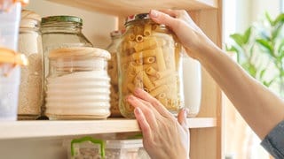 Vorräte mit Lebensmitteln im Glas