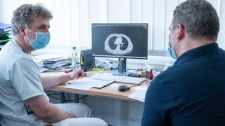 Arzt berät Patienten, der an Long Covid leidet