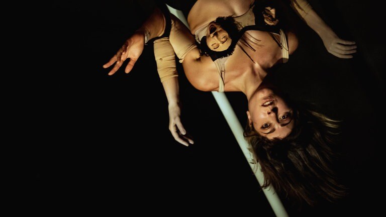 "La Vispera": Das Atoll Festival für modernen Zirkus feiert sein 10-jähriges Jubiläum in Karlstuhe.