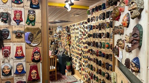 Ein Raum voll mit Masken in allen Größen und Formen. Das ist das Museum des Weltmeisters im Miniaturmaskensammeln in Starzach-Bierlingen.