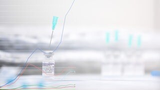 Eine Person wird in einem Sportkomplex mit einem Impfstoff gegen das Coronavirus geimpft. 