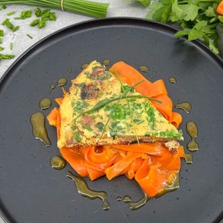 Knödelgröstl mit Speck und Karottensalat