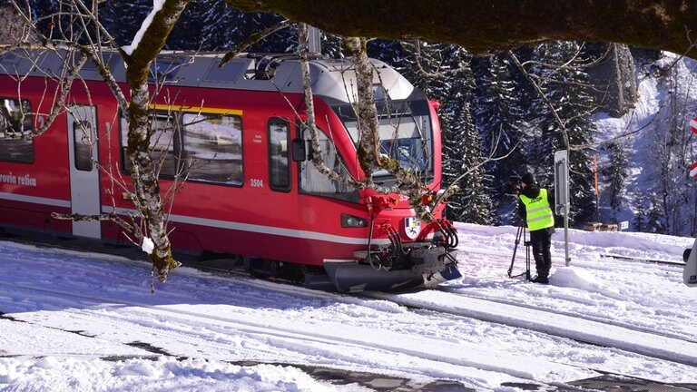Zug der Chur-Arosa-Bahn vor Peist