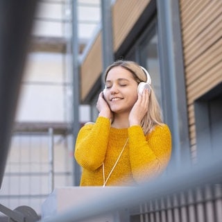 Frau hört Musik