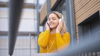 Frau hört Musik