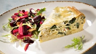 Türkisches Su Börek mit Rote Bete-Salat angerichtet. Das Rezept stammt von SWR1 Pfännle-Koch Eberhard Braun.