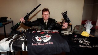 Burghardt Jach zeigt Waffen die bei einer Wehrsportgruppe gefunden wurden.