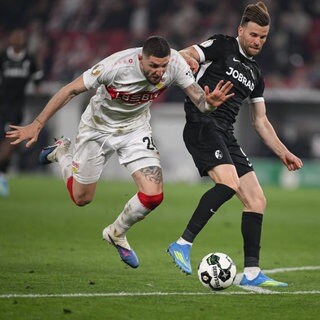 Freiburgs Lucas Höler im Zweikampf mit Jeff Chabot vom vVB Stuttgart vor dem aberkannten 2:1 des SC.