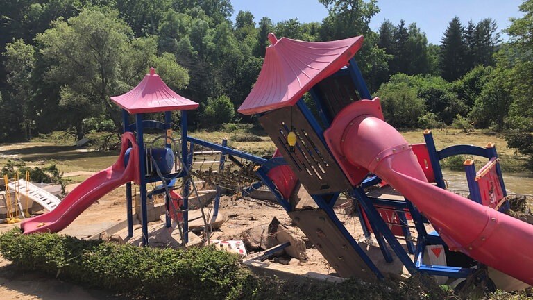 Ein Klettergerüst am Campingplatz wurde einfach vom Wasser umgeworfen