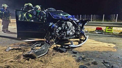 Bei einem frontalen Zusammenstoß mit einem Linienbus bei Ingelheim wurde ein Pkw zerstört. Vier Personen kamen ins Krankenhaus.