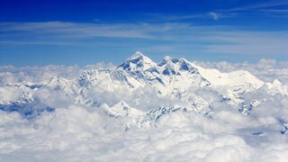 Schneebedeckte Gipfel des 8.848 n hohen Mount Everest im Himalaya: Warum können Berge auf der Erde nicht höher werden als 9.000 Meter?